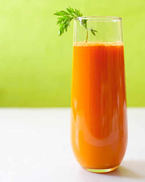 Suco de laranja, couve, cenoura, mamão e maçã é gostoso e ajuda a limpar o organismo (Foto: Reprodução)